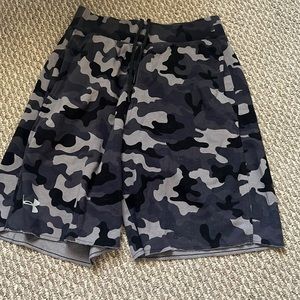 Under Armour Men’s size Small Camo shorts